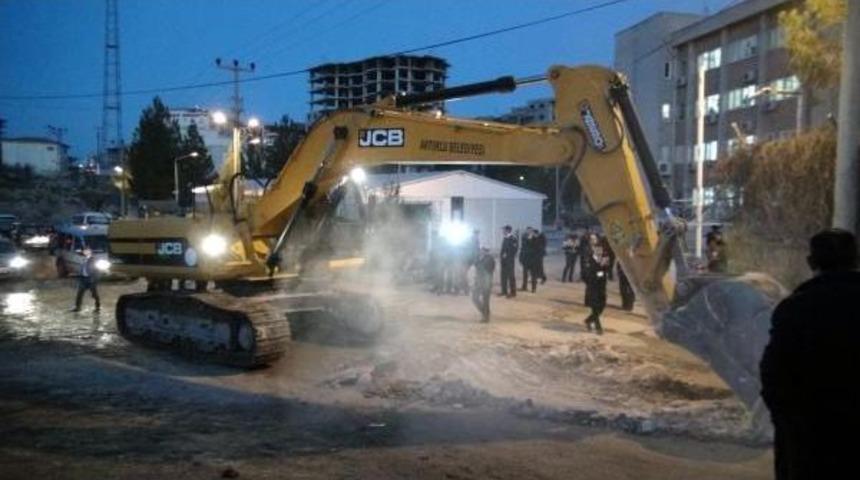 Diyarbakır'da Belediye, Dedaş'ın Girişini Kanal Kazıp Kapattı (3)