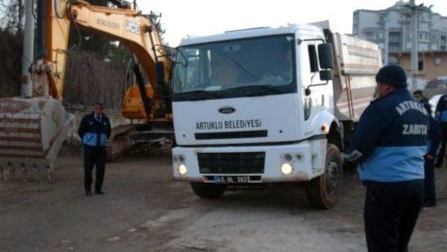 Diyarbakır da Belediye, Dedaş ın Girişini Kanal Kazıp Kapattı (3) 1