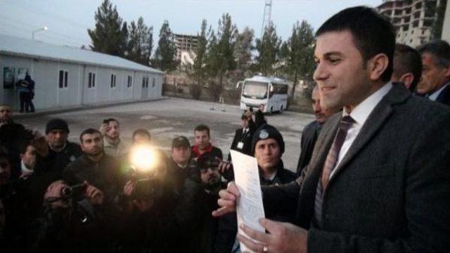 Diyarbakır da Belediye, Dedaş ın Girişini Kanal Kazıp Kapattı (3) 3