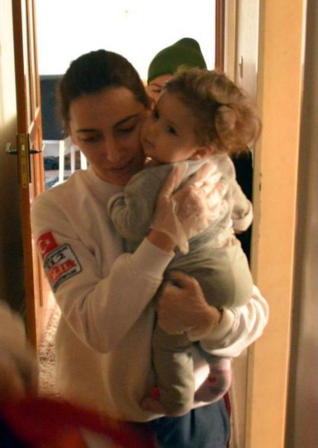 Ateşi Y&uuml;kselen Arya Bebek I&ccedil;in Polis, Sağlık&ccedil;ı Ve &Ccedil;ilingir Seferber Oldu 1