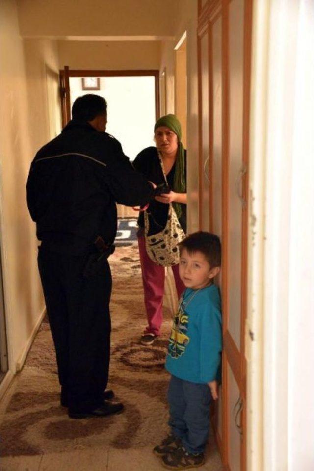 Ateşi Y&uuml;kselen Arya Bebek I&ccedil;in Polis, Sağlık&ccedil;ı Ve &Ccedil;ilingir Seferber Oldu 2