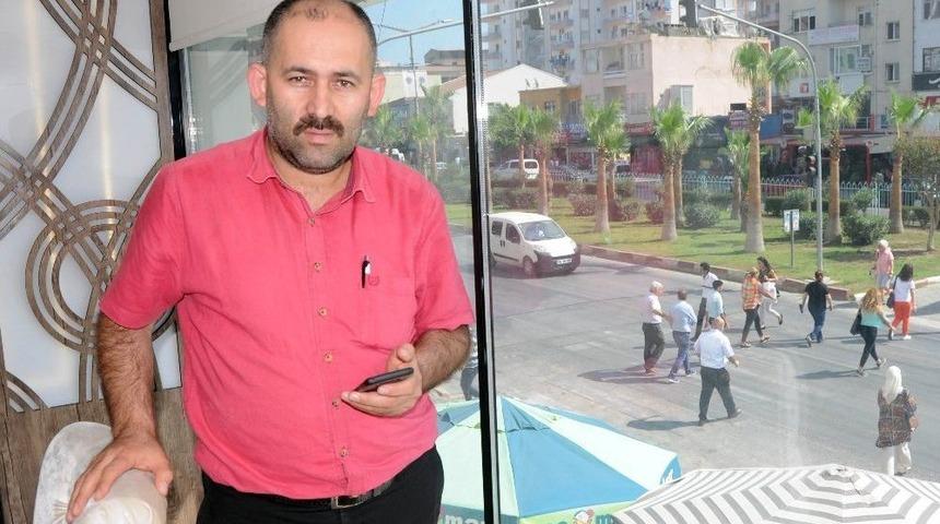 Kağıt Topladığı Aracıyla Kırmızı Işıkta Durdu