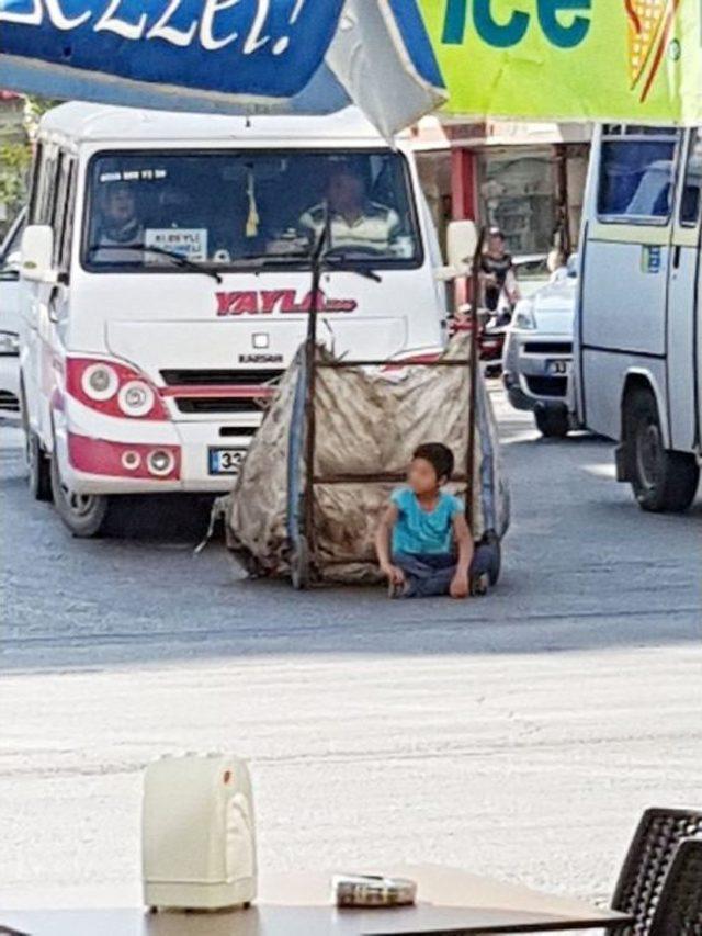 Kağıt Topladığı Aracıyla Kırmızı Işıkta Durdu