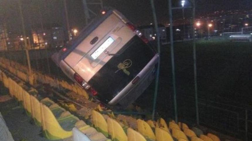 Hafif Ticari Ara&ccedil; Yoldan &Ccedil;ıkıp Stadın Trib&uuml;nlerine U&ccedil;tu