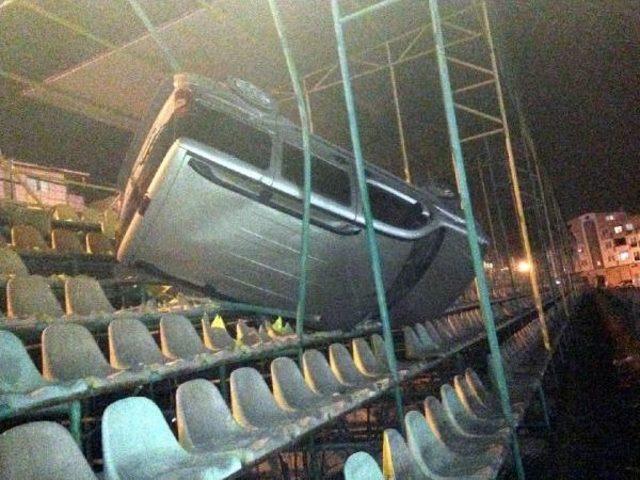 Hafif Ticari Ara&ccedil; Yoldan &Ccedil;ıkıp Stadın Trib&uuml;nlerine U&ccedil;tu 1