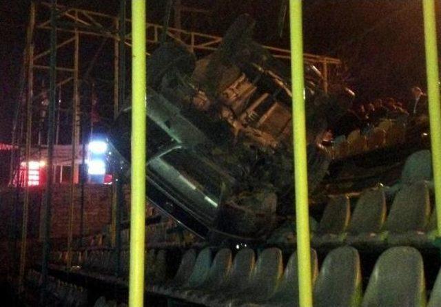 Hafif Ticari Ara&ccedil; Yoldan &Ccedil;ıkıp Stadın Trib&uuml;nlerine U&ccedil;tu 2