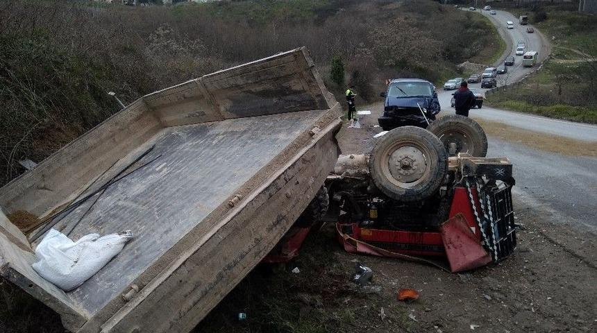 İzmit&rsquo;te Trakt&ouml;r Minib&uuml;sle &Ccedil;arpıştı: 4 Yaralı