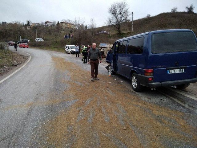 İzmit’te Traktör Minibüsle Çarpıştı: 4 Yaralı