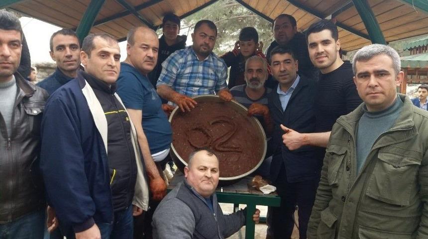 Adıyaman’dan Kilis’e Gelip Askerler İçin Çiğ Köfte Yoğurdular