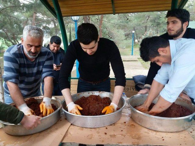 Adıyaman’dan Kilis’e Gelip Askerler İçin Çiğ Köfte Yoğurdular