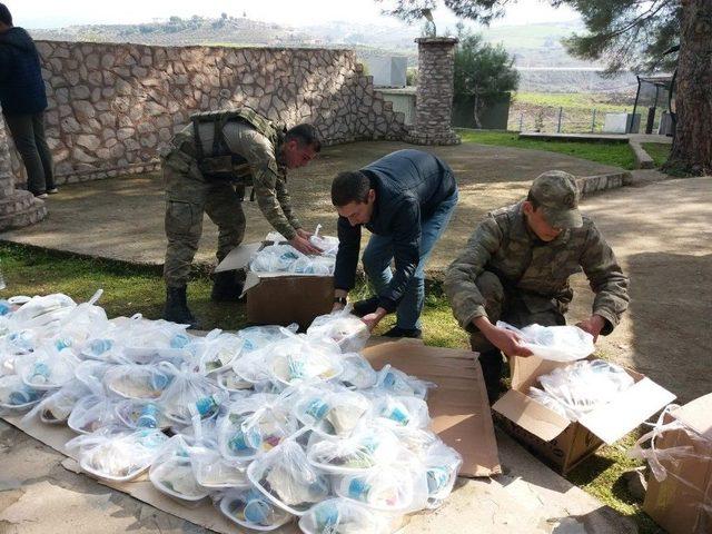 Adıyaman’dan Kilis’e Gelip Askerler İçin Çiğ Köfte Yoğurdular