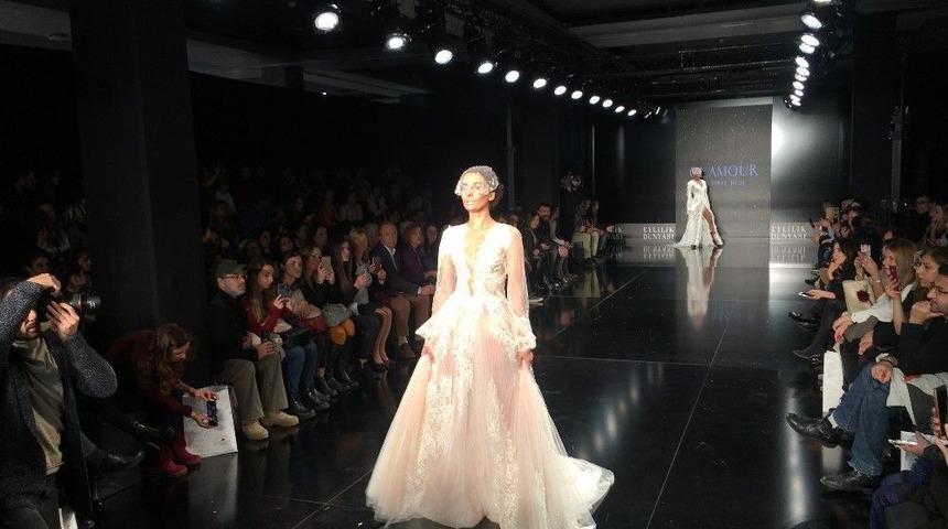 Evlilik Fuarındaki Gelinlik Defilesi İzleyenleri B&uuml;y&uuml;ledi