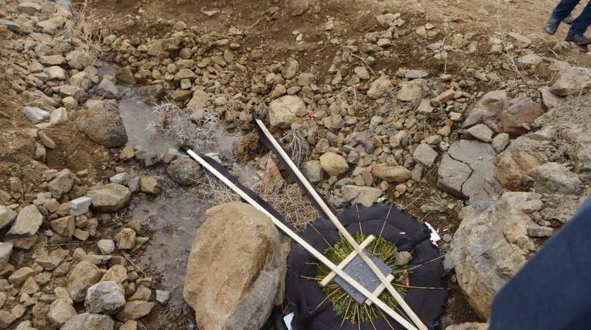 Niğdeli Şehidin Ağabeyi Kılı&ccedil;daroğlu&rsquo;nun G&ouml;nderdiği &Ccedil;elengi Dereye Attı