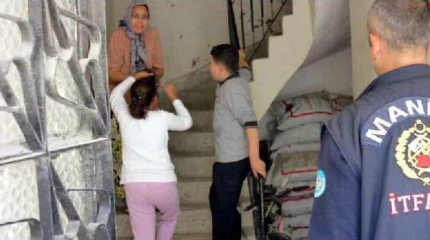 Apartman Boşluğuna D&uuml;şen Yavru Kediyi Itfaiye Kurtardı