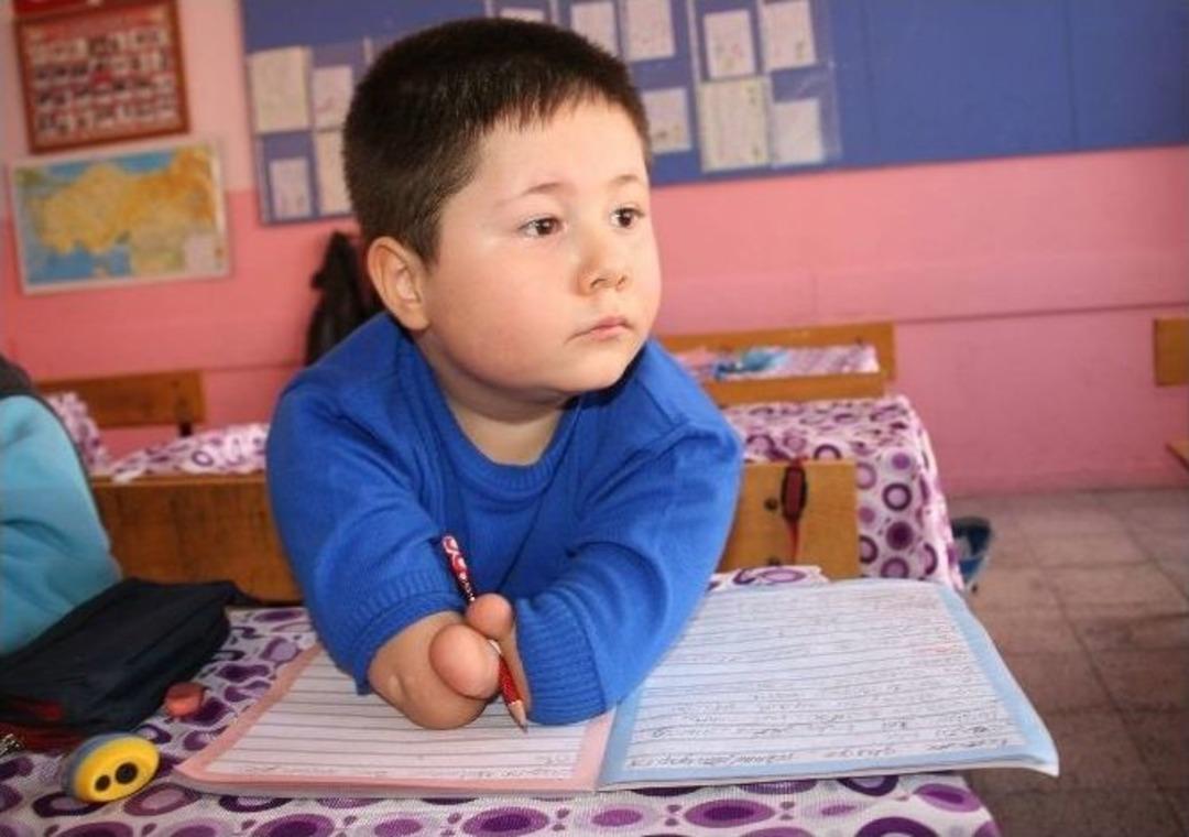 İki Eli Ve Bir Bacağı Olmayan Yozgatlı Muhammet Enes&rsquo;in Okuma Azmi