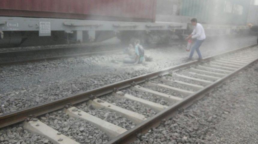 Vagonun &Uuml;zerinde Selfie &Ccedil;ekmek İsterken Elektrik Akımına Kapıldılar