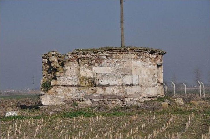 (özel Haber) Fatih’in Akrabalarının Türbesi Talan Edilmiş Durumda G1