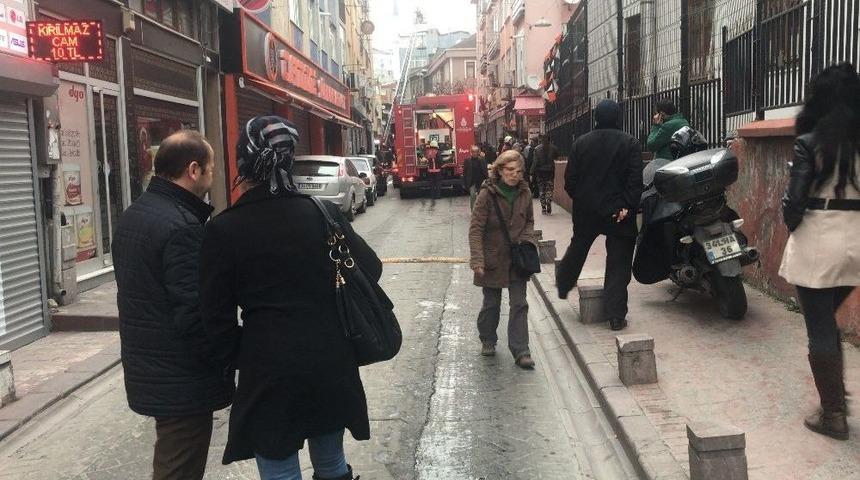 Kasımpaşa&rsquo;da &Ccedil;atı Alev Alev Yandı, Mahalleli Sokağa D&ouml;k&uuml;ld&uuml;