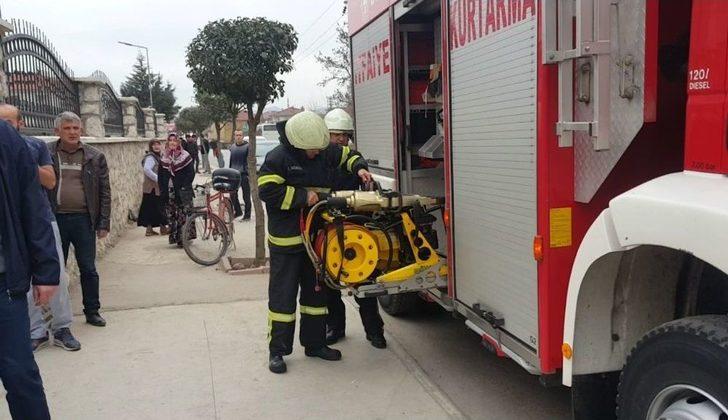 Okul Bahçesine Girmeye Çalışırken 2,5 Metrelik Tellerden Düştü G1