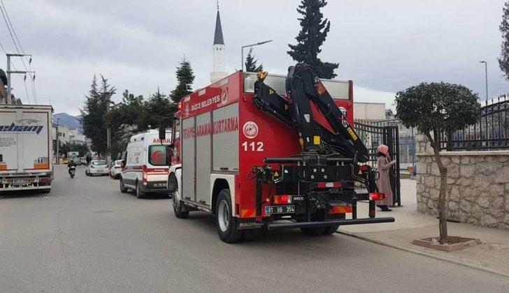 Okul Bahçesine Girmeye Çalışırken 2,5 Metrelik Tellerden Düştü G2