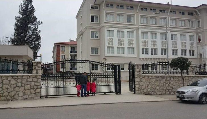 Okul Bahçesine Girmeye Çalışırken 2,5 Metrelik Tellerden Düştü G3