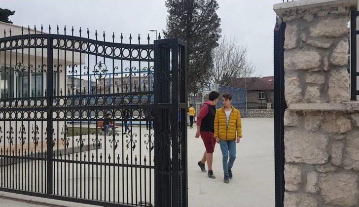 Okul Bahçesine Girmeye Çalışırken 2,5 Metrelik Tellerden Düştü G4