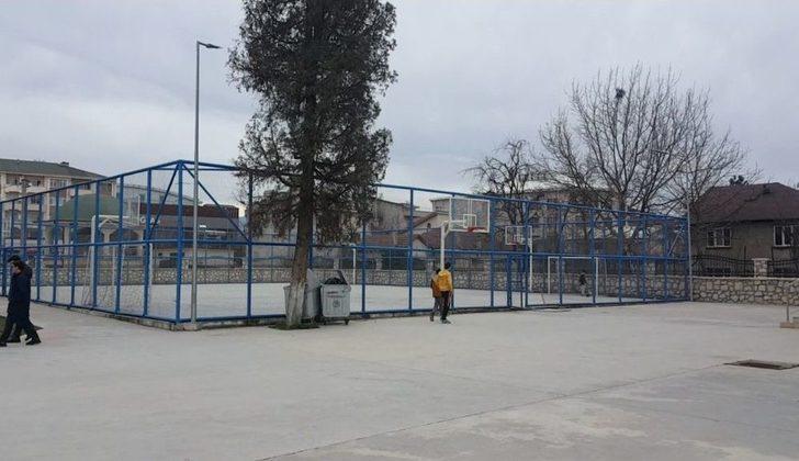 Okul Bahçesine Girmeye Çalışırken 2,5 Metrelik Tellerden Düştü G5