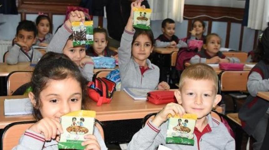 Edirne'de Öğrencilere Kuru Üzüm Dağıtıldı