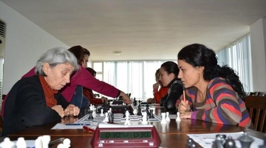 Sosyal Yaşam Evi Grubu Ve Halk Eğitim Grubu Satran&ccedil; Dostluk Ma&ccedil;ında Buluştu