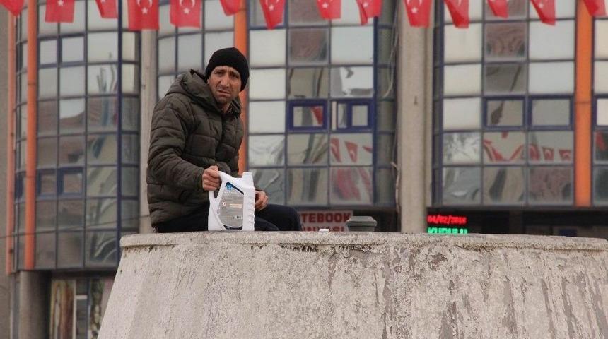 S&uuml;s Havuzunda Kendini Yakmak İstedi