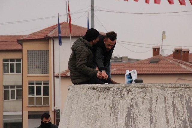 S&uuml;s Havuzunda Kendini Yakmak İstedi 1