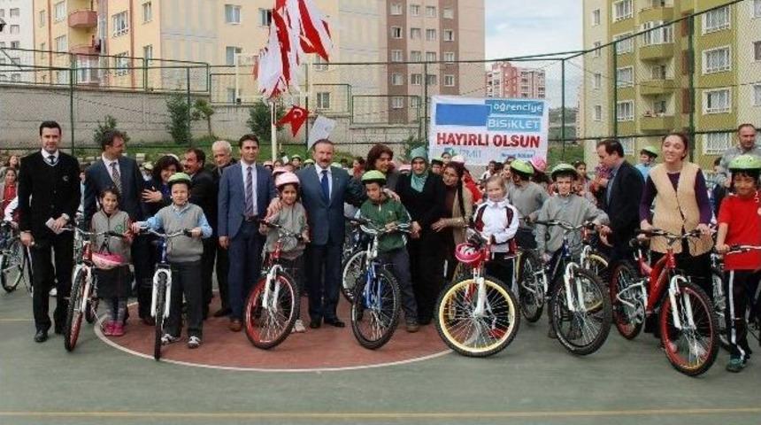 &Ouml;ğrencilere Karne Hediyesi İzmit Belediyesi&rsquo;nden