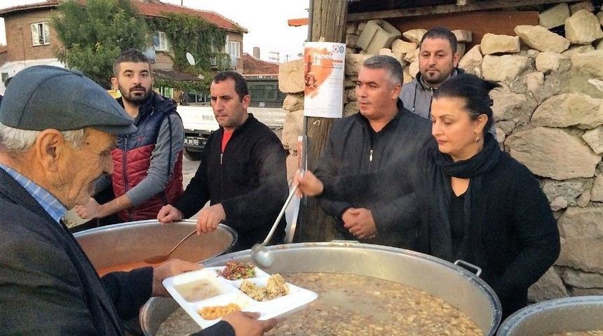 Kadın Kolları Başkanı Kahya, Karatepelilerin Aşure Dağıtımına Katıldı