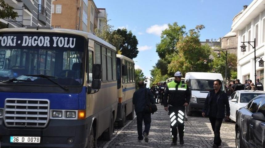 Dolmuş&ccedil;ular Belediye &Ouml;n&uuml;nde Eylem Yaptı