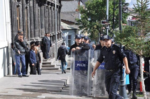 Dolmuşçular Belediye Önünde Eylem Yaptı