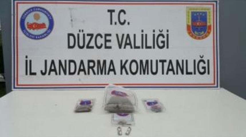 Durdurulan Ara&ccedil;tan Uyuşturucu &Ccedil;ıktı: 4 G&ouml;zaltı