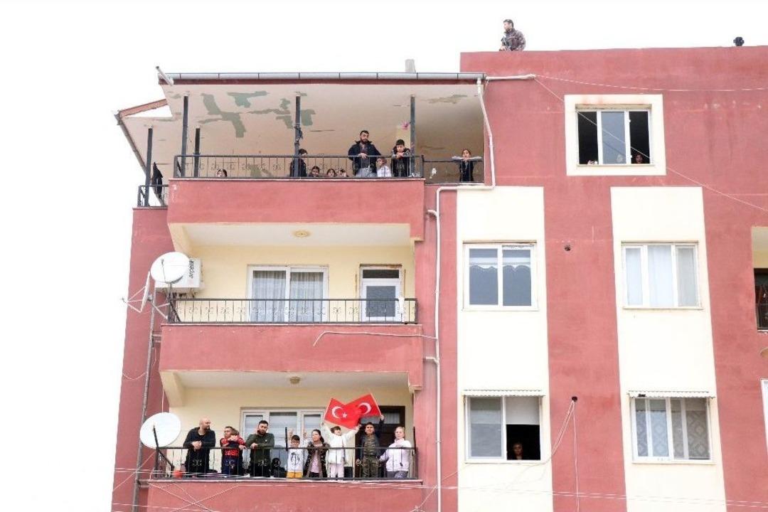 Başbakan Yıldırım&rsquo;ı Reyhanlı&rsquo;da G&ouml;renler Balkonlara Koştu