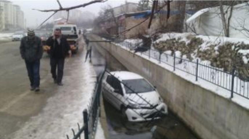 Malatya&rsquo;da Aracıyla Kanala U&ccedil;an S&uuml;r&uuml;c&uuml; Kazayı Ucuz Atlattı