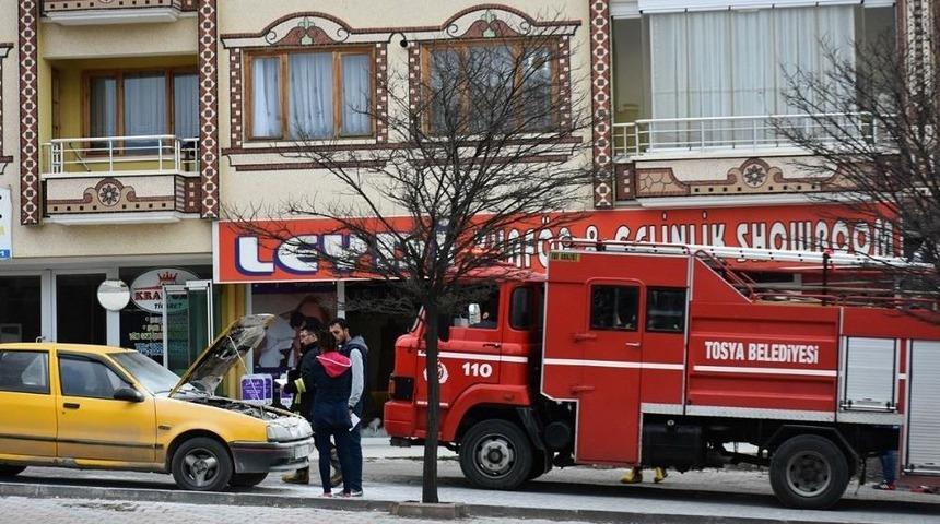 Park Halindeki Otomobil Motor Kısmından Alev Aldı