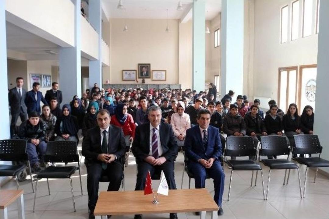 M&uuml;d&uuml;r&uuml; Dursun, &Ouml;ğrencilere Karne Dağıttı