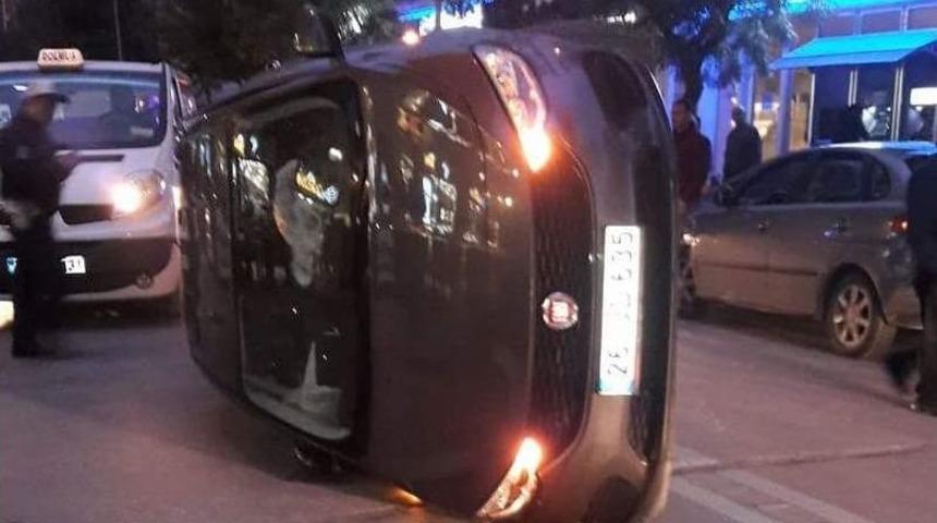 2 Kişinin Yaralandığı Kazada Otomobil B&ouml;yle Durabildi