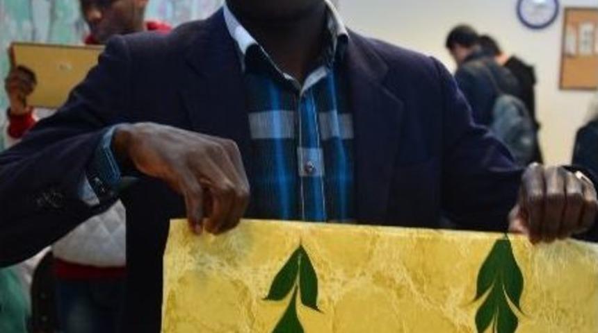 Afrikalı &Ouml;ğrenciler Ebru Yapmayı &Ouml;ğrendi