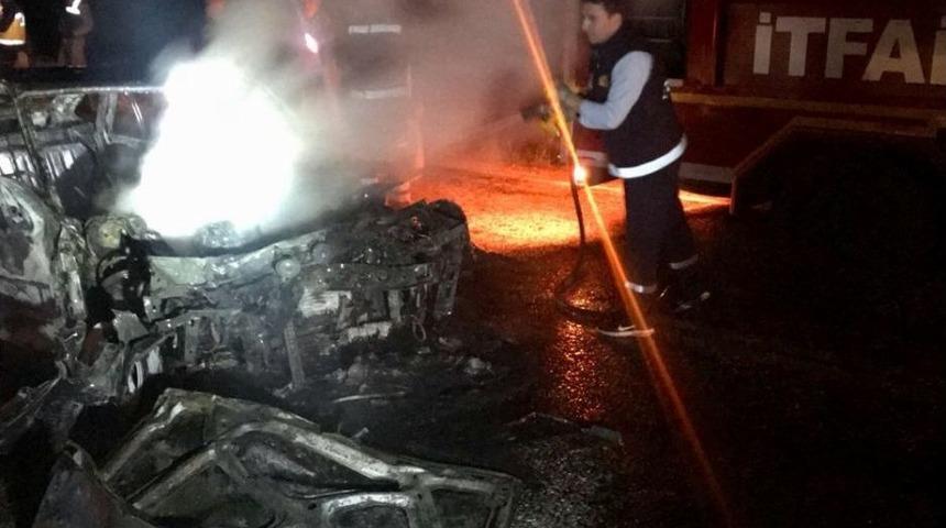 Kaza Yapan Otomobil Alev Alev Yandı