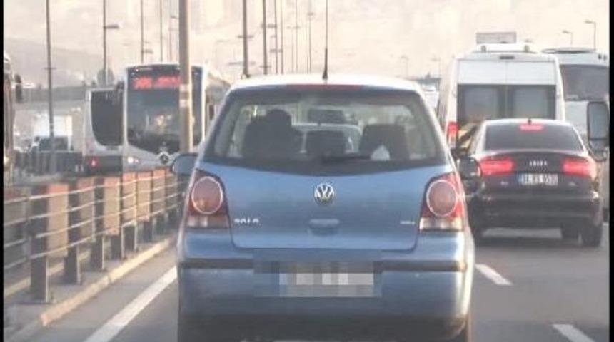 Kadın S&uuml;r&uuml;c&uuml;n&uuml;n "trafikte Makyaj " Kazası