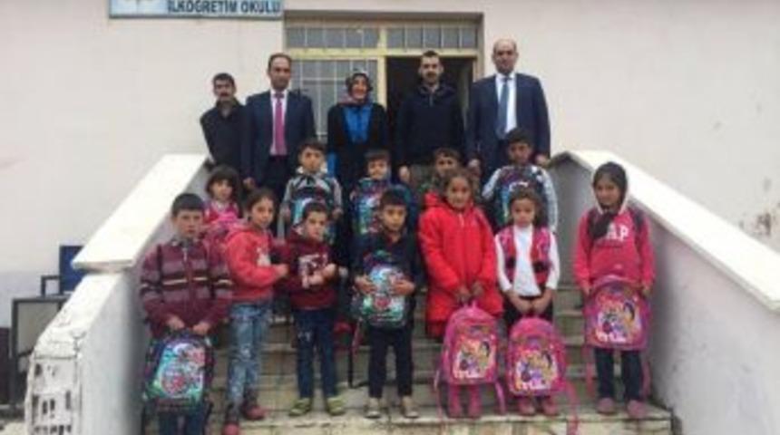 Tuzluca İl&ccedil;esine Bağlı K&ouml;y Okullarındaki &Ouml;ğrencilere Kırtasiye Yardımı Yapıldı