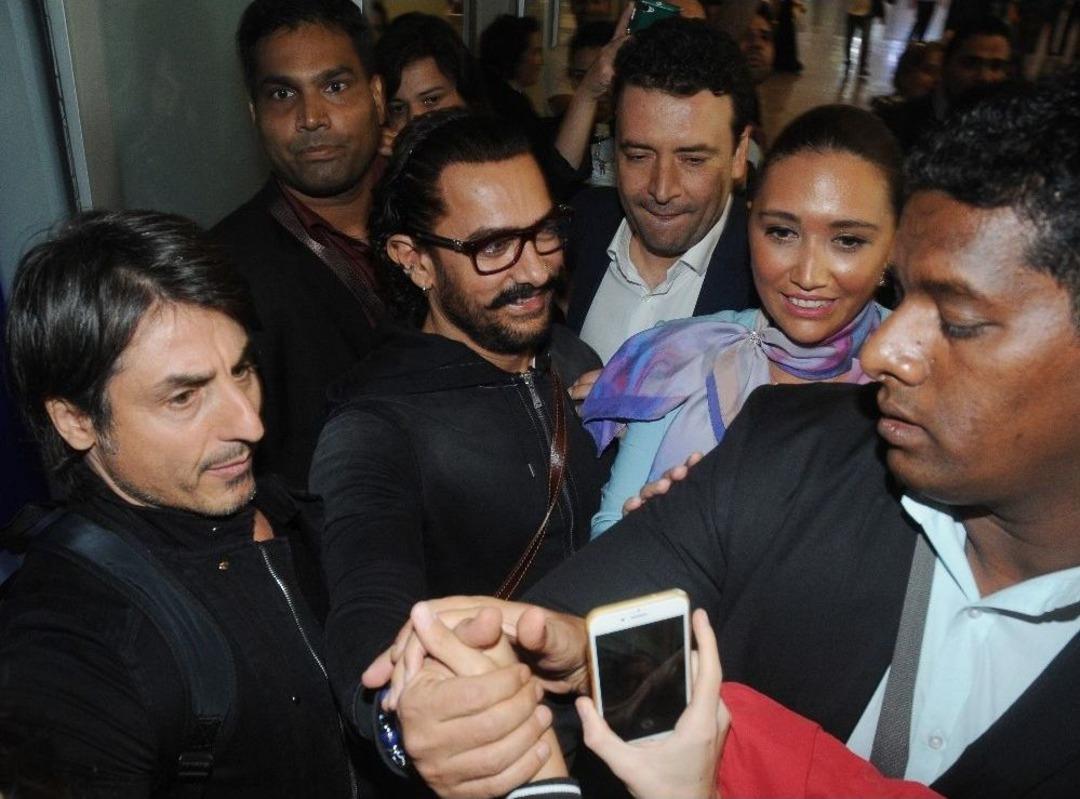 Hintli Yıldız İ&ccedil;in Havalimanında İzdiham Oldu