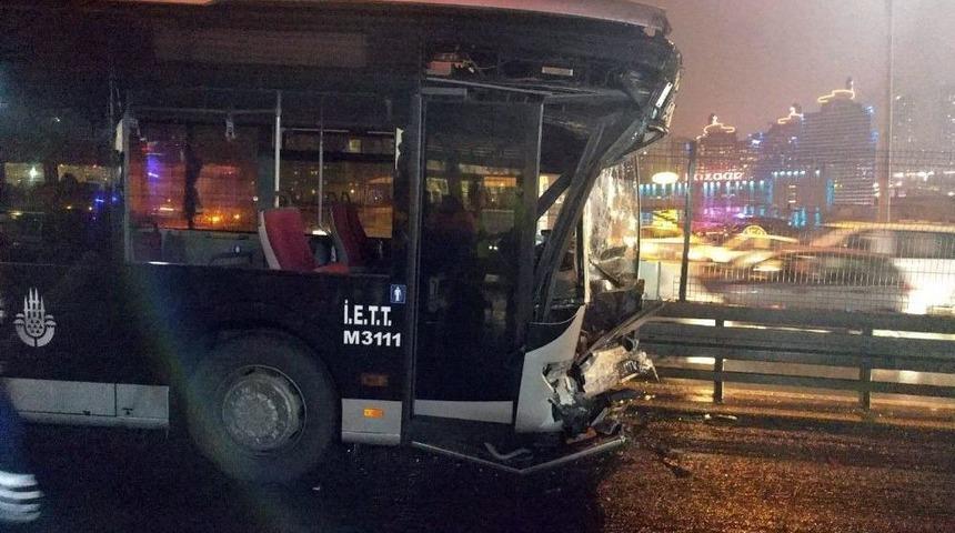 Haramidere Metrob&uuml;s Durağında Kaza: 1&rsquo;i Ağır 22 Yaralı