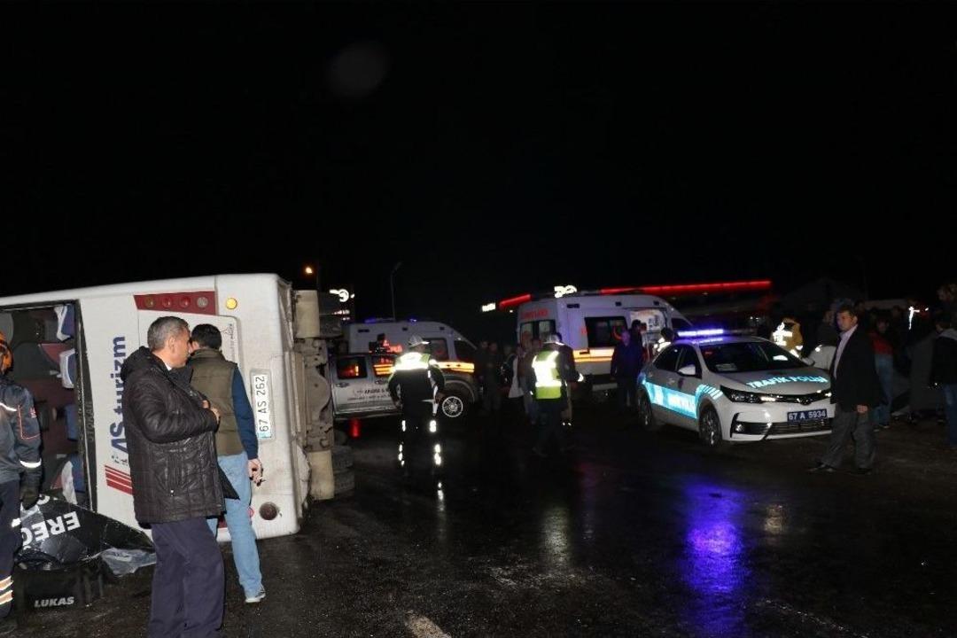 Zonguldak&rsquo;ta Yolcu Midib&uuml;s&uuml; Devrildi: 1 &Ouml;l&uuml;, 22 Yaralı
