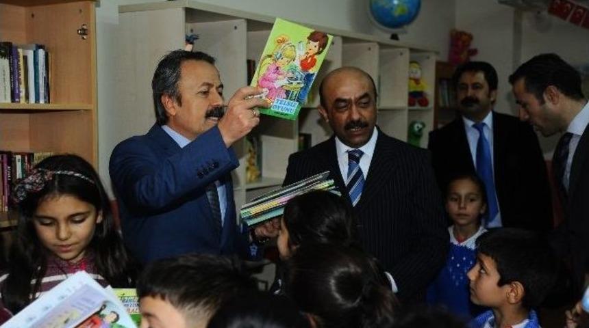 K&ouml;y Okullarına Kitap Ve Oyuncak