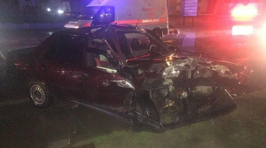 İki Otomobil Kafa Kafaya &Ccedil;arpıştı: 1&rsquo;i Ağır 3 Yaralı